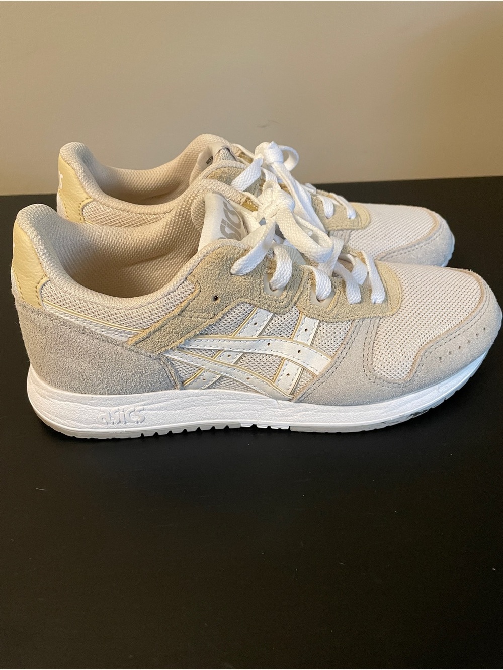 LIKE NEW ASICS LIGHTWEIGHT  SHOES
